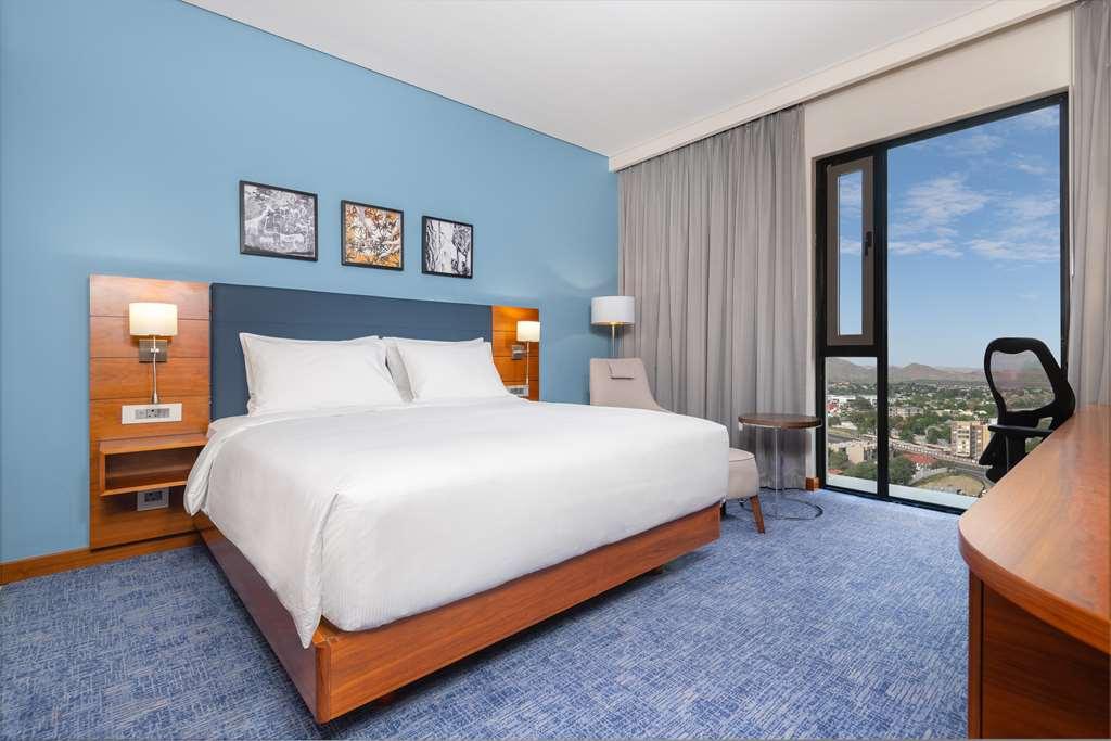 Hilton Garden Inn Windhoek Oda fotoğraf