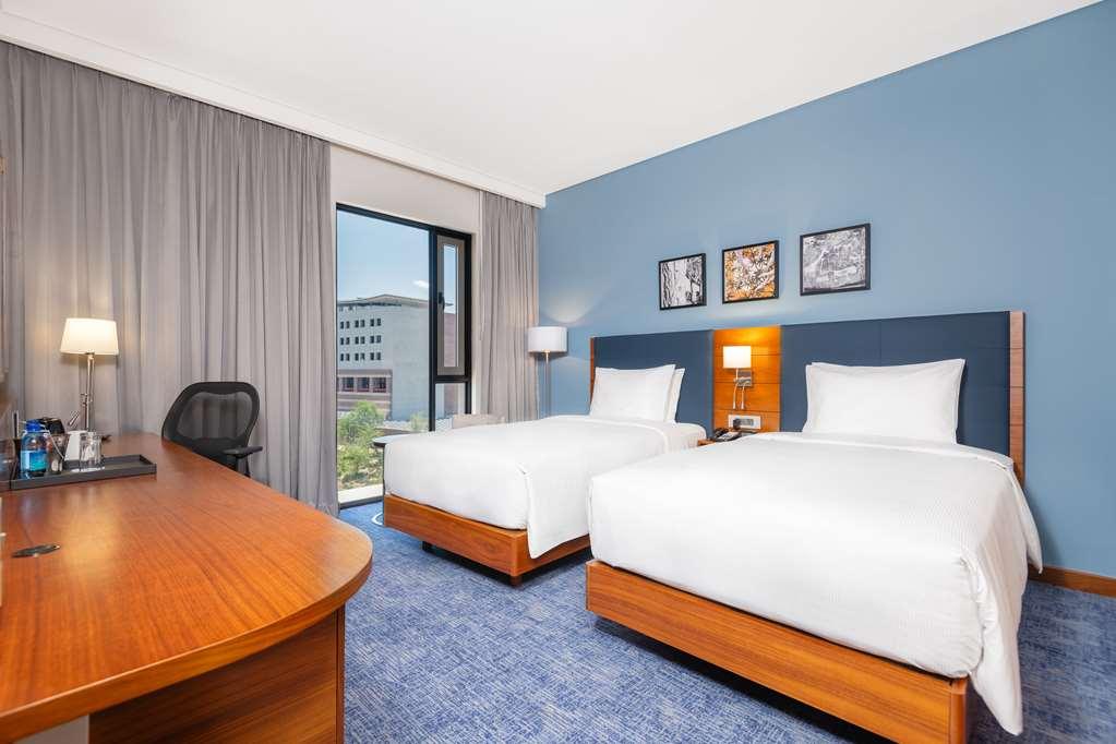 Hilton Garden Inn Windhoek Oda fotoğraf