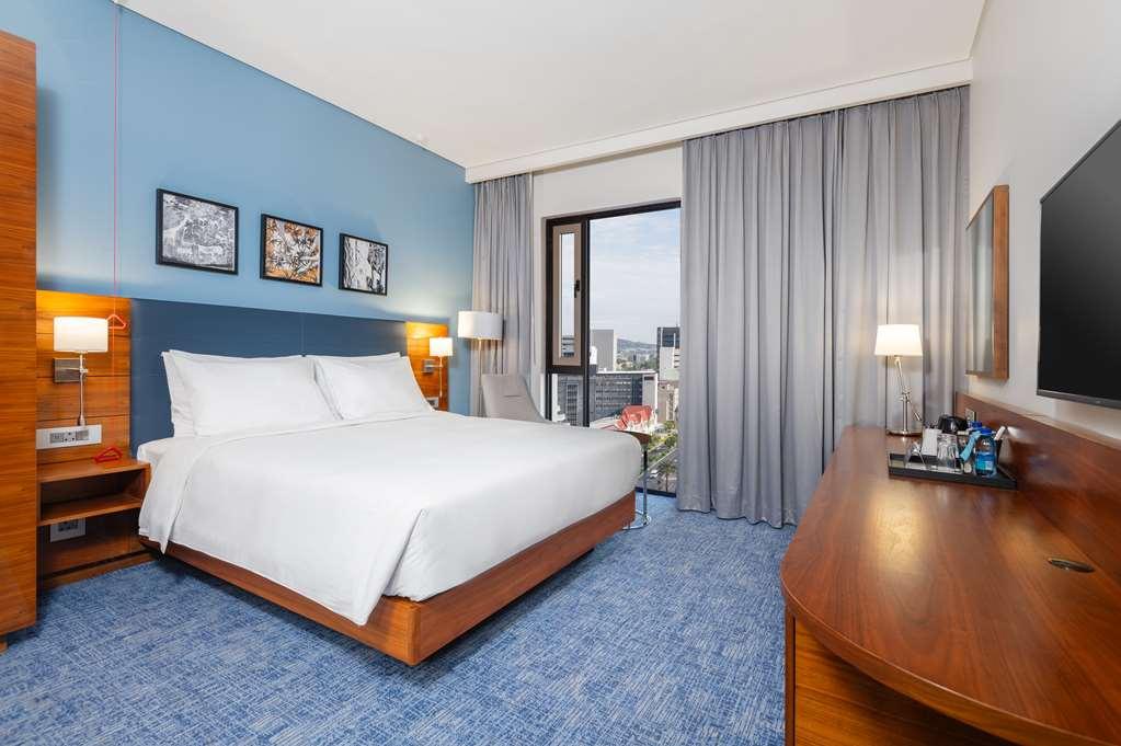 Hilton Garden Inn Windhoek Oda fotoğraf